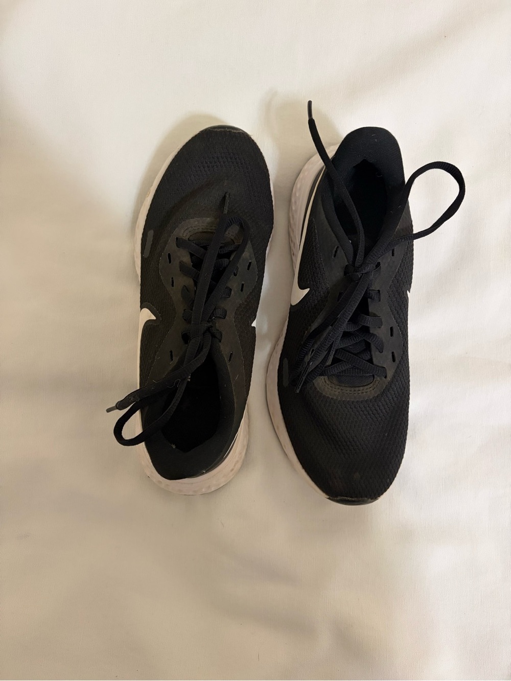 NIKE REVOLUTION RUNNING SHOES – BLACK – WOMEN’S SIZE 6